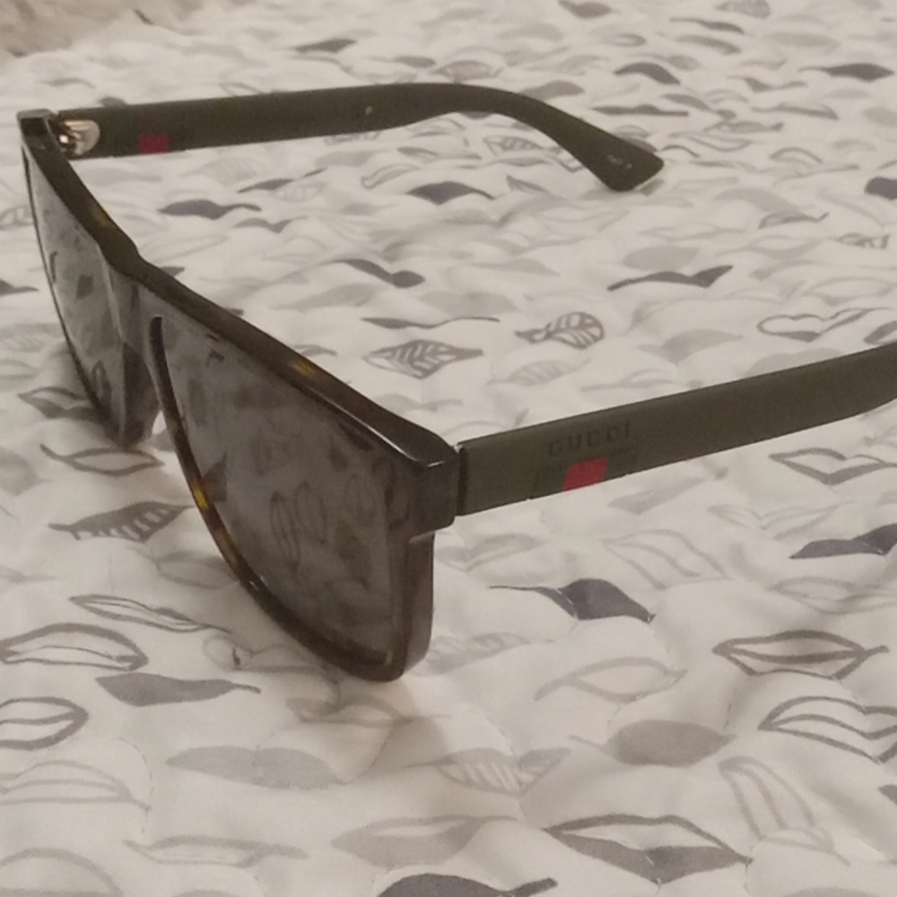 Mens Gucci Sunglasses. New Gray On The Sides, Brown Frames, Polerized SKU Numb
